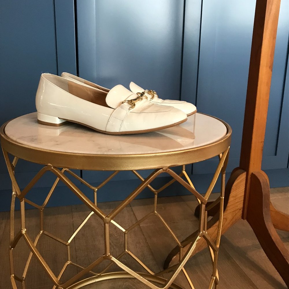 BROWNS WHITE LEATHER FLAT WITH GOLD BUCKLE